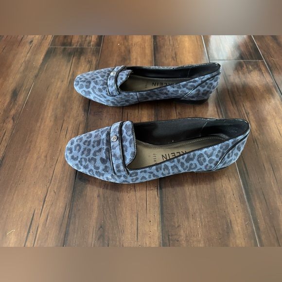 Anne Klein Flats with Sleek Design - Picture 4 of 7